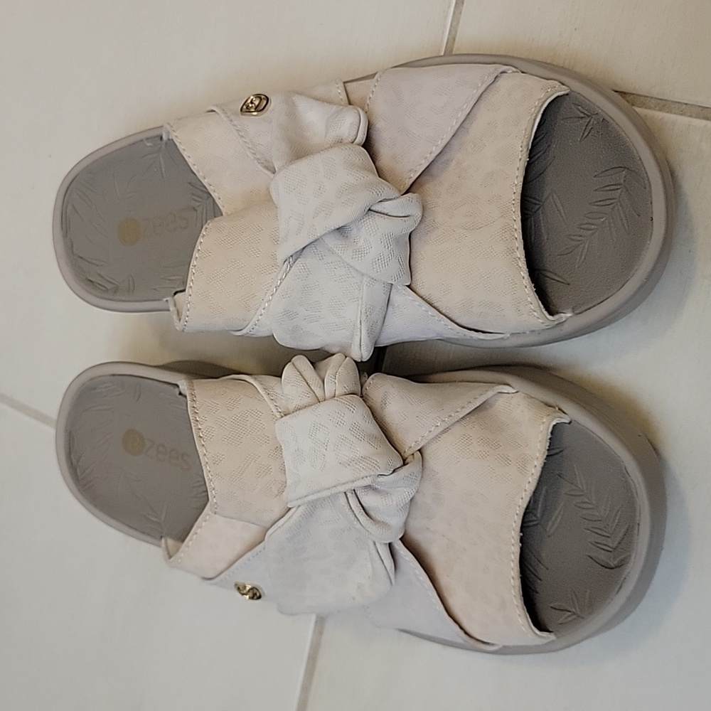 Cream Ivory Bzees Smile Wedge Slip On Sandals Slides Size 7 Retails $85